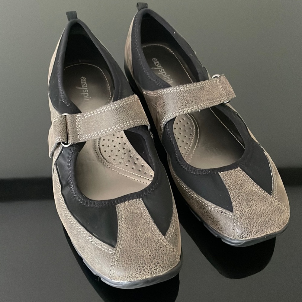 Easy Spirit Womens Size 7.5 Black and Brown Flats with Velcro Strap
